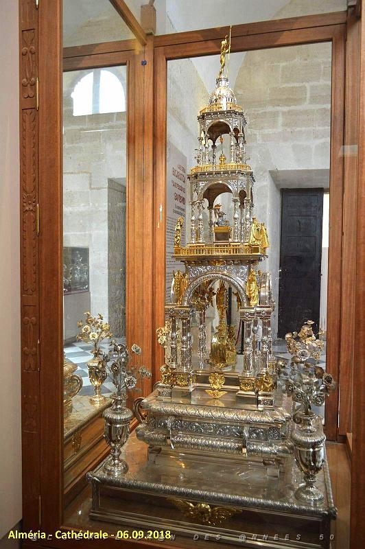 28 LA CATHEDRALE ET LE FORTERESSE DE L INCARNATION (107).JPG